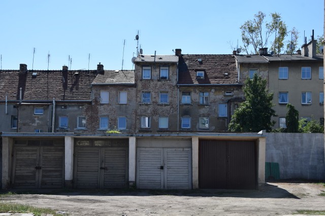 Nowosolanie wskazują dziesięć spraw, które zatruwają życie w bloku lub kamienicy. Sprawdźcie, czy denerwuje Was to samo. - Jak komuś nie pasuje życie z sąsiadami to trzeba się wyprowadzić do domku i najlepiej z dala od ludzi - radzi nasza Czytelniczka. Ale kiedy nie jest to proste, to trzeba się starać, żeby nie zwariować. A są sprawy, które doprowadzają do białej gorączki.