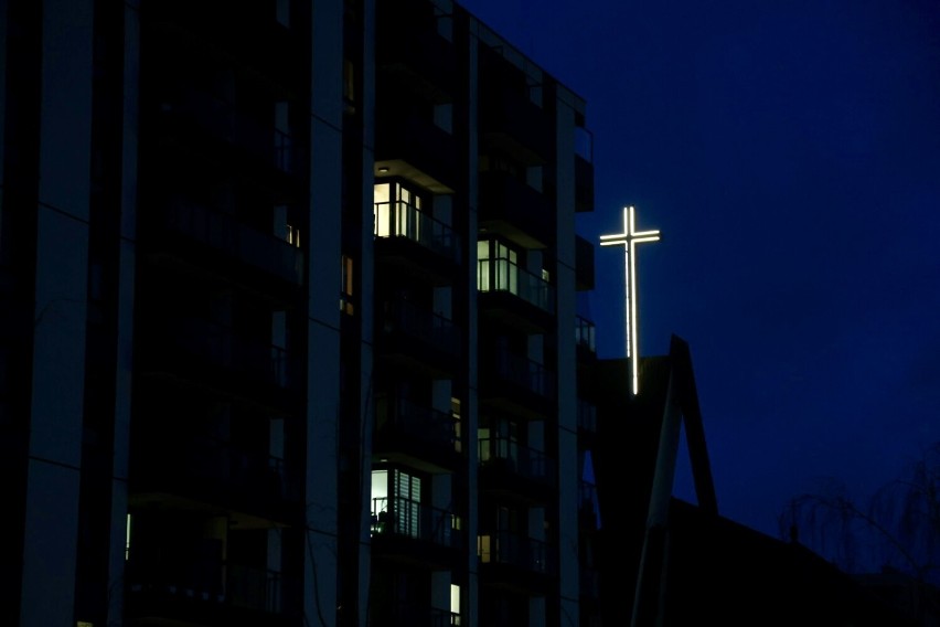 Kościelny krzyż oślepia mieszkańców sąsiedniego bloku?