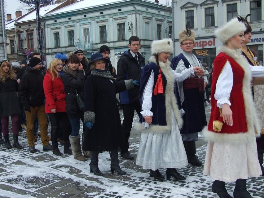 Nowy Sącz: studniówkowy polonez na Rynku [ZDJĘCIA]