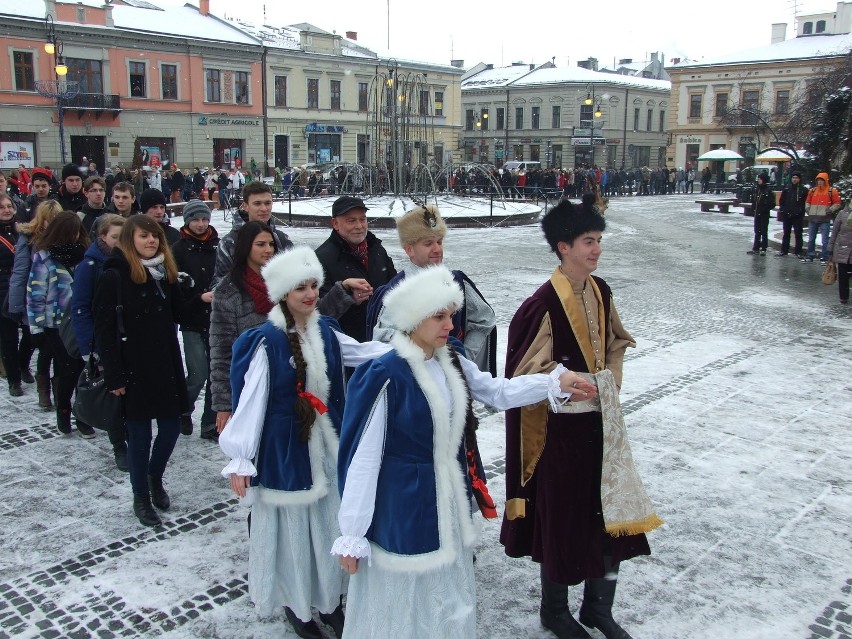 Nowy Sącz: studniówkowy polonez na Rynku [ZDJĘCIA]