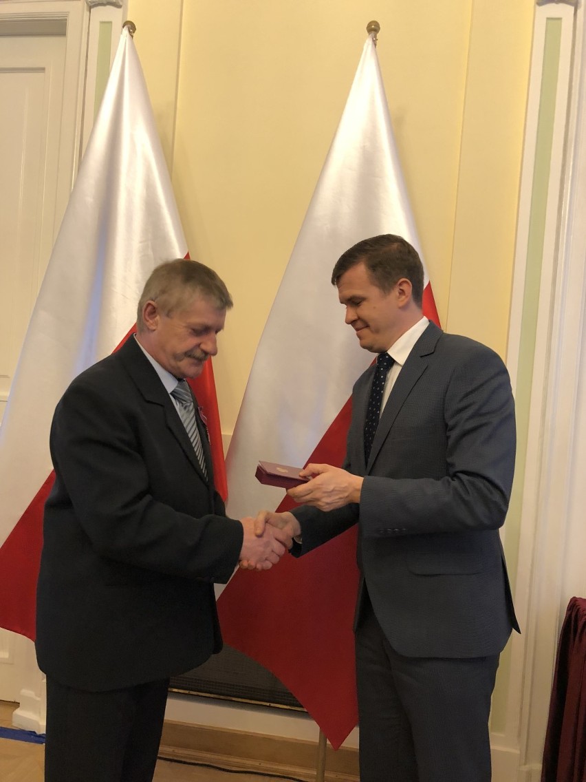 Minister wręczył medale działaczom SKS „Jantar” z Racotu.
