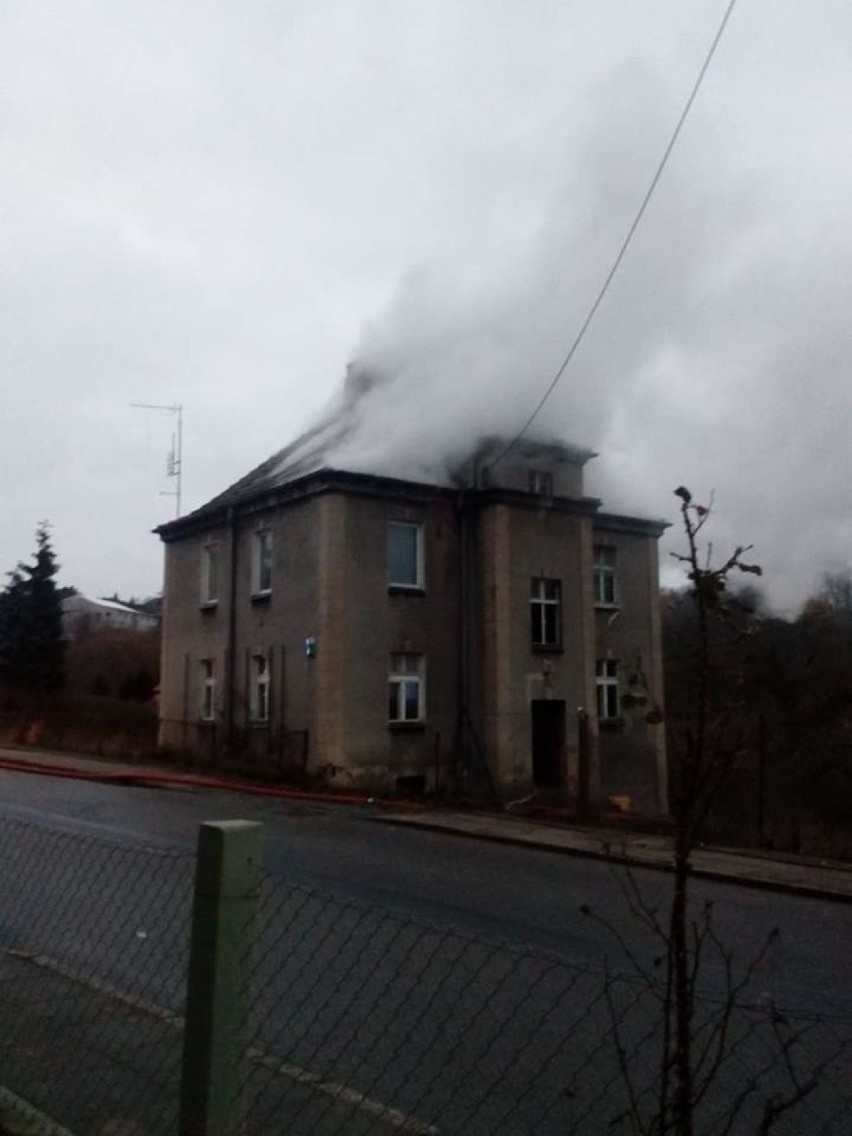 Pożar budynku przy ulicy Inwalidzkiej w Szczecinie [WIDEO]