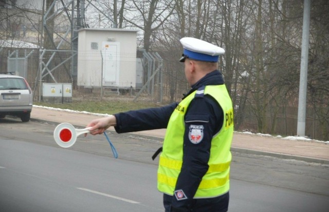 Zignorowanie policyjnych sygnałów świetlnych oraz dźwiękowych i niezatrzymanie się do kontroli to przestępstwo. Sąd wymierzy karę dwóm kierowcom, którzy uciekali policji w Pelplinie i Stanisławiu. Jeden z nich był pijany. 