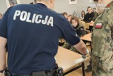 Uczniowie z Łaz mogli dowiedzieć się czym zajmują się policjanci i technicy kryminalistyki