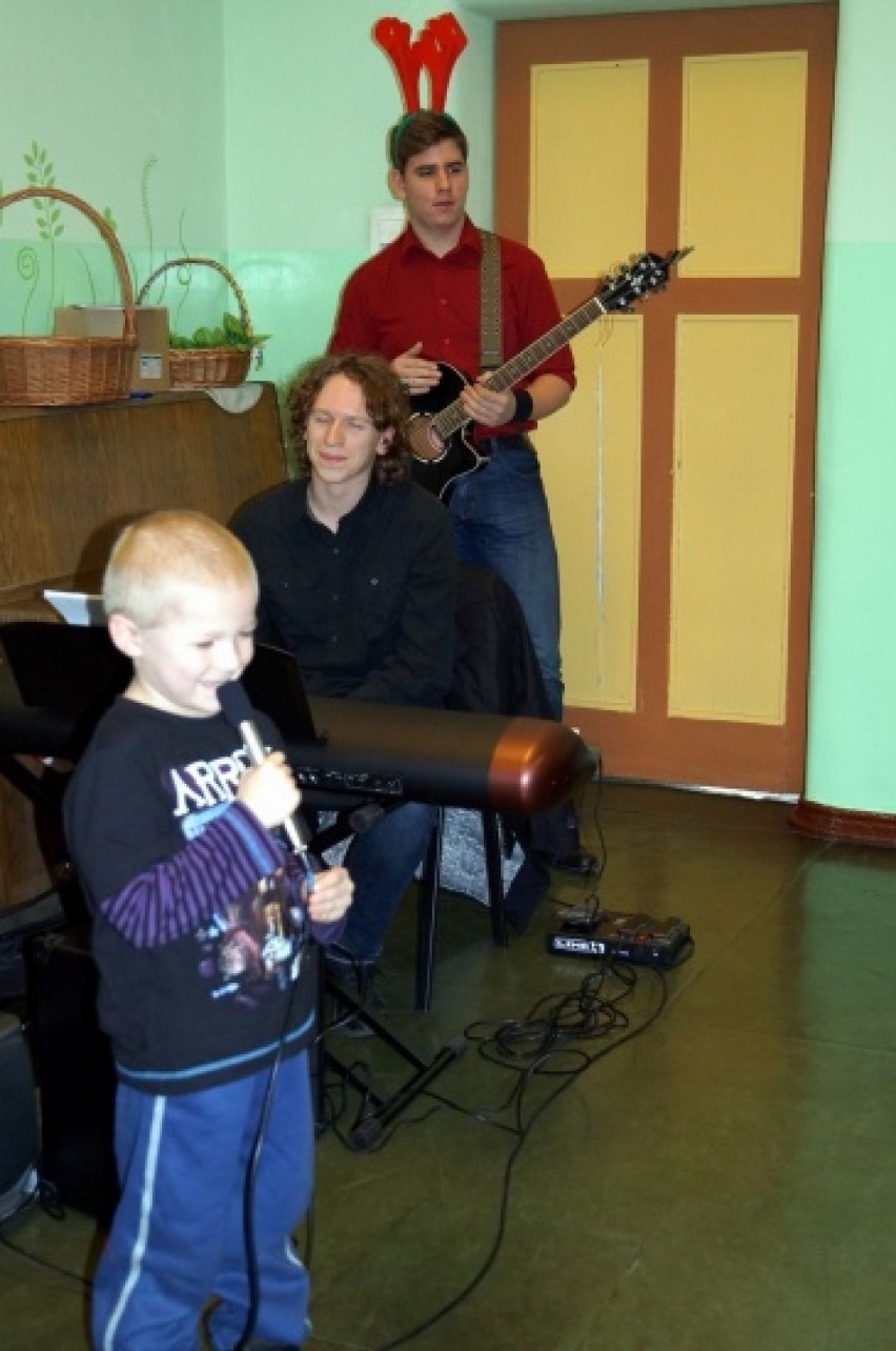 LO w Piekarach: Licealiści zagrali dla dzieci z ochronki