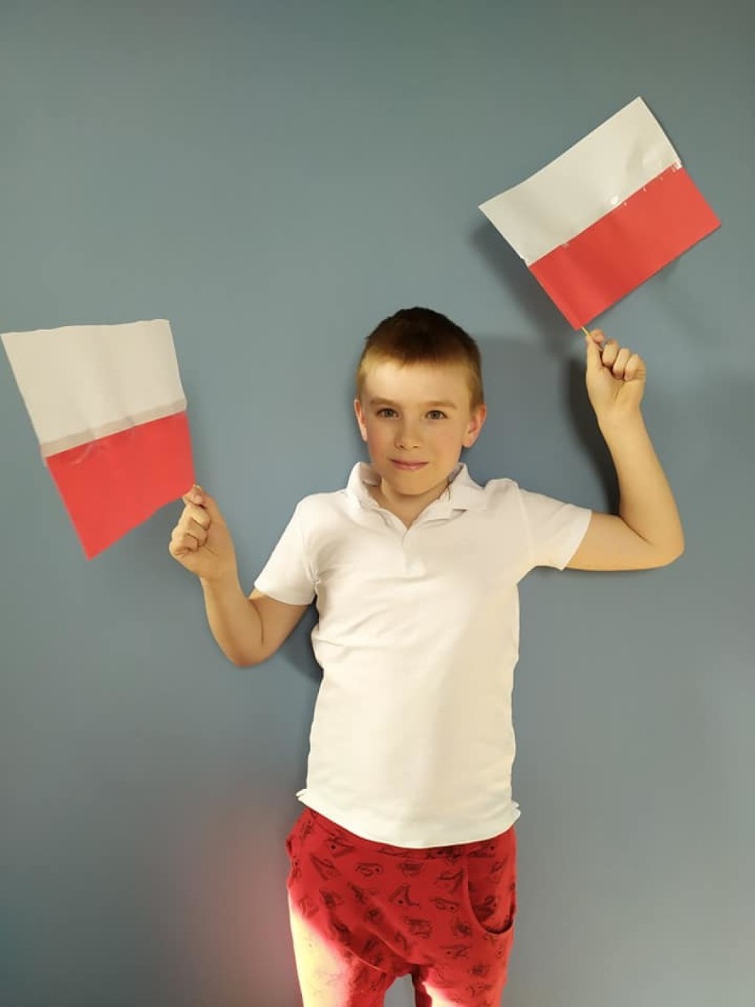 Uczniowie wieluńskiej „piątki" pochwalili się swoimi flagami ZDJĘCIA
