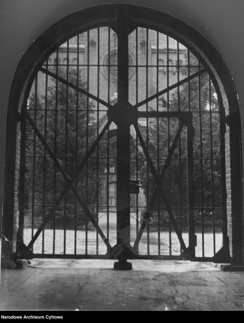 Brama wjazdowa do więzienia. (1933)