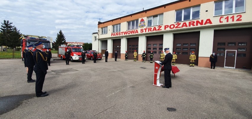 Dzień Strażaka 2020 w Malborku [ZDJĘCIA]. Krótki, uroczysty apel z zachowaniem reżimu sanitarnego