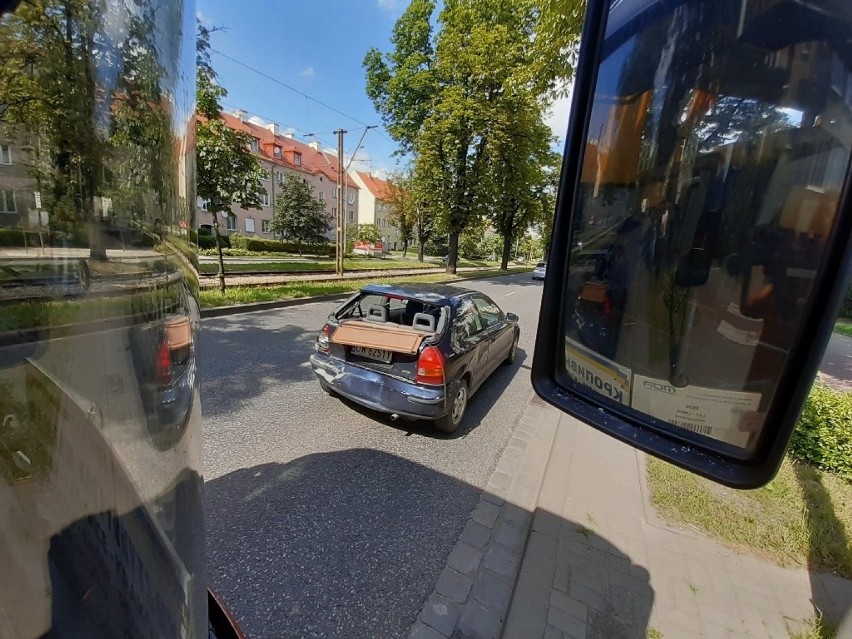 Wypadek ukraińskiego autokaru we Wrocławiu. Kierowca autobusu nie wyhamował i wjechał w samochód 