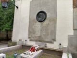 Na Powązkach znajdują się groby Stanisława Mikulskiego, Romana Kłosowskiego, Szymona Szurmieja