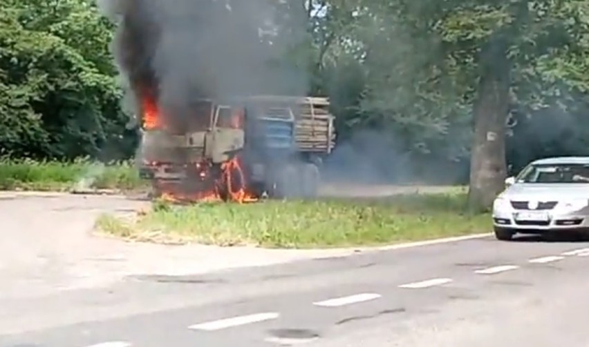 Samochód ciężarowy z drzewem stanął w płomieniach! Zobaczcie nagranie!