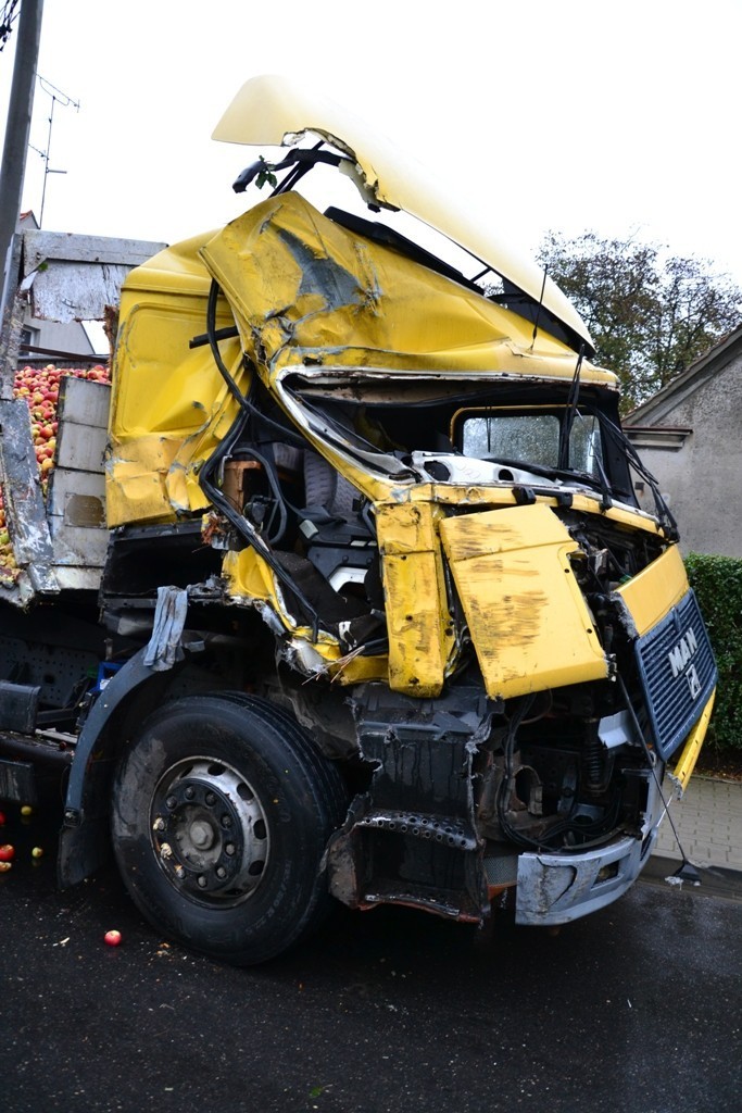 Wypadek w Jarocinie: Ciężarówką uderzył w drzewo