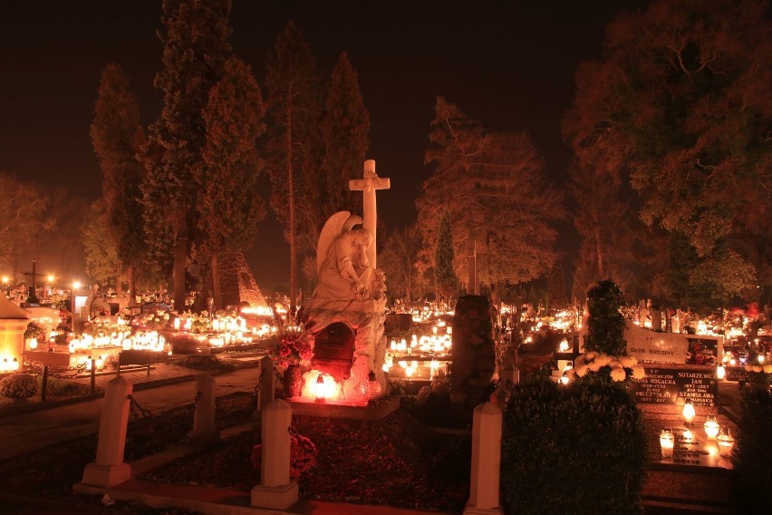 Cmentarz parafialny w Wieluniu. Zabytkowe groby i miejsca spoczynku zasłużonych osób ZDJĘCIA