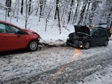 Wypadek w Dąbrowie Górniczej. Czołowe zderzenie dwóch aut. Dwie osoby trafiły do dąbrowskiego szpitala 