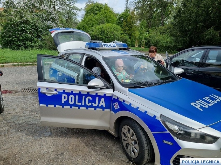 Policjantka Wydziału Ruchu Drogowego Komendy Miejskiej Policji w Legnicy odwiedziła dzieci w przedszkolu "Moja Bajka" w Legnicy