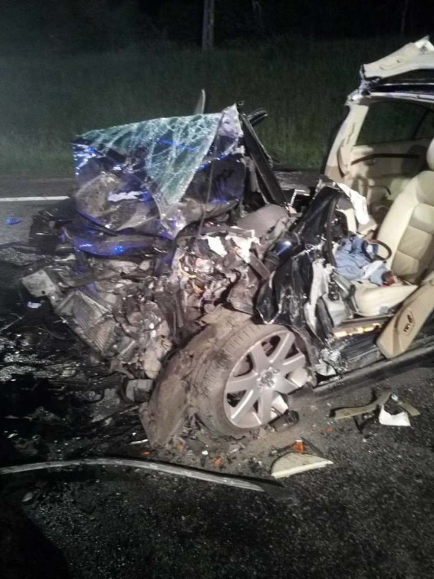 Siedlec Duży: Wypadek na DK1. Kierowca mitsubishi jadąc pod prąd, zderzył się czołowo z volvo. Jedna osoba zginęła