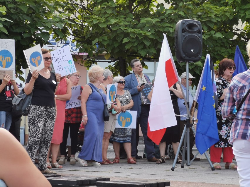 Protest na Rynku w Chrzanowie przeciwko "Lex TVN"