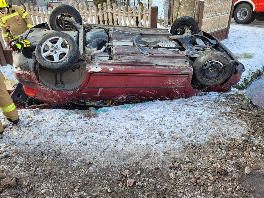 Wypadek w Grabicy. Osobowy volkswagen uderzył w ogrodzenie i...