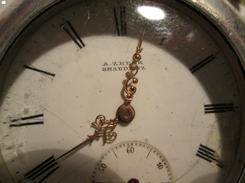 Fragment zegarka Omegi z nazwiskiem zegarmistrza grudziądzkiego A. Zeeck.