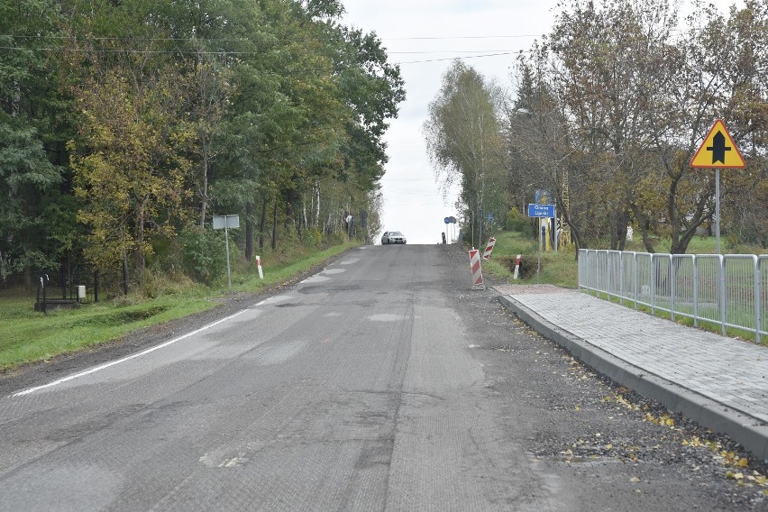 Trwa remont DW 993 Gorlice-Dukla. Na granicy gmin Lipinki i Gorlice drogowcy ściągnęli warstwę asfaltu. Trzeba uważać na dziury [ZDJĘCIA]