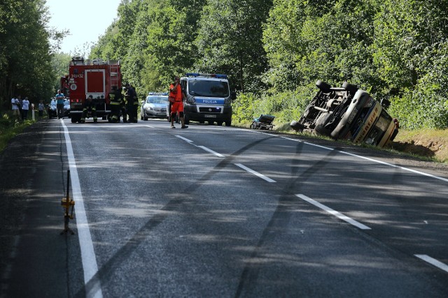 Wzdłuż DK 74 w Jaksonku powstanie chodnik i ścieżka rowerowa. Na zdjęciu wypadek karetki z 2017 roku