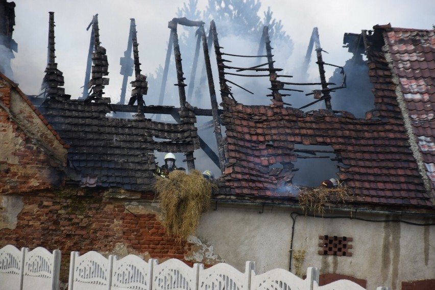 Niebezpieczny pożar w Starym Lesie koło Głuchołaz. Ludzie uciekali z płonącego domu