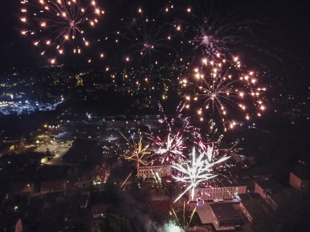 Rowerostrada Zielona Strzała jest już gotowa. W sobotę 6 października nastąpiło jej oficjalne otwarcie. W związku z tym odbyła się Nocna Masa Krytyczna, która wystartowała z placu Bohaterów i udała się na zbudowaną rowerostradę Zielona Strzała. Uroczyste otwarcie połączono z pokazem fajerwerków oraz koncertem Kasi Cerekwickiej.

Zobacz również: Czy ścieżki rowerowe są bezpieczne?

Źródło:Dzień Dobry TVN

POLECAMY RÓWNIEŻ PAŃSTWA UWADZE:
Nocna Masa Krytyczna w Zielonej Górze

