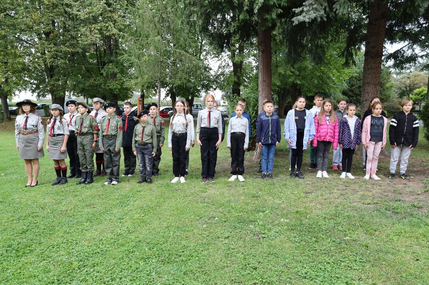 Przy Szkole Podstawowej w Szebniach posadzono jabłoń w...