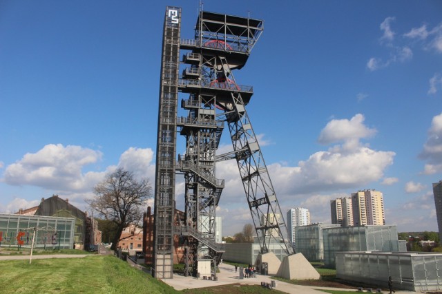 Taras widokowy na szczycie wieży szybu Warszawa II. Wieża to symbol Muzeum Śląskiego i Strefy Kultury. Z tarasu widokowego na wysokości 40 metrów rozciąga się wspaniała panorama Katowic...

Zobacz kolejne zdjęcia/plansze. Przesuwaj zdjęcia w prawo - naciśnij strzałkę lub przycisk NASTĘPNE