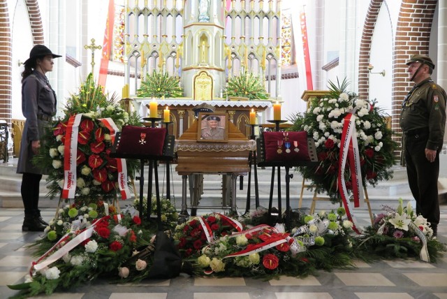 Kpt. Marian Markiewicz ps. "Maryl" został pochowany na cmentarzu komunalnym w Głubczycach. Pogrzeb weterana AK odbył się w sobotę 29 października.