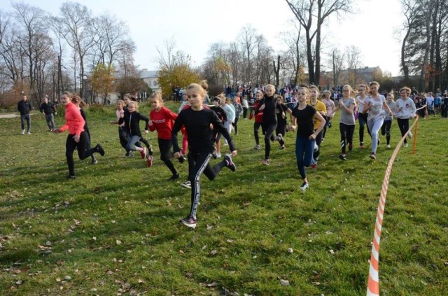 Tradycyjnie już na błoniach Muzeum Regionalnego w Bełchatowie uczniowie biegając uczcili setną rocznicę odzyskania przez Polskę niepodległości.