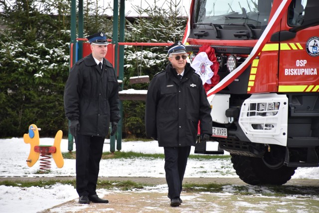 W Biskupnicy strażacy-ochotnicy mogą już działać przy pomocy nowego wozu bojowego.