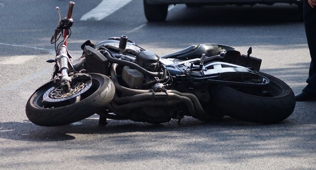 Wypadek motocyklisty w Mysłowicach. Na skrzyżowaniu ulic Mikołowskiej i Oświęcimskiej motocykl zderzył się z samochodem marki audi.