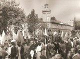 Majowe pochody i Święto Konstytucji 3 Maja w Radomsku. Zobacz, jak kiedyś świętowano... [ARCHIWALNE ZDJĘCIA]
