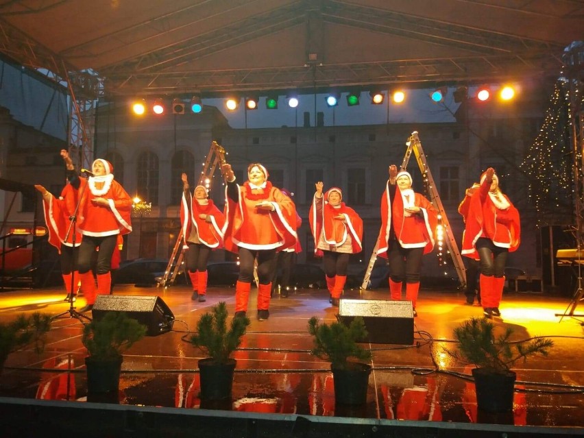 Hulają aż miło! Oto sekcja tańca hula z Wągrowieckiego Uniwersytetu Trzeciego Wieku 