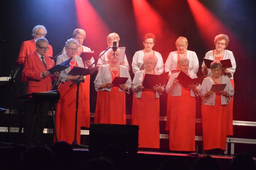 Rawicz. W domu kultury rozbrzmiał Koncert Wolności z okazji 100-lecia powrotu do Macierzy. Na scenie ponad 200 artystów [ZDJĘCIA]