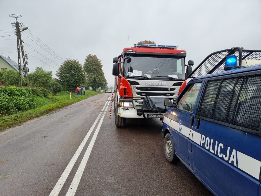 Wypadek w Ruszelczycach. Audi A3 wypadło z drogi na zakręcie. Pogotowie zabrało kierowcę do szpitala [ZDJĘCIA]