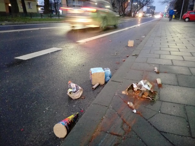 Powoli opada entuzjazm po witaniu Nowego Roku. Po długim odpoczynku wszyscy wchodzą w swój normalny tryb pracy. Pozostałości po Sylwestrze można jednak znaleźć jeszcze w różnych dzielnicach miasta. Jak wygląda miejski krajobraz po ostatniej nocy w roku 2018?

Polecamy:
Święto Trzech Króli w Toruniu INFORMATOR
Licytacje WOŚP 2019 Toruń