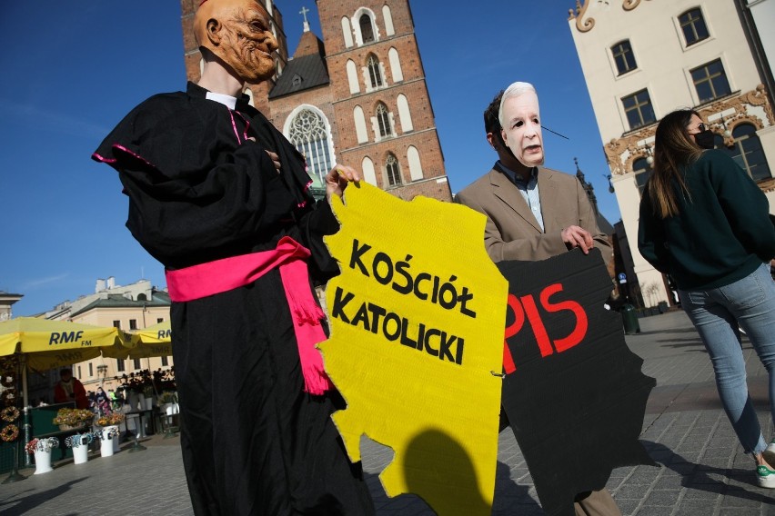 Antypisowska i antyklerykalna manifestacja "pod Adasiem" na krakowskim Rynku [ZDJĘCIA]