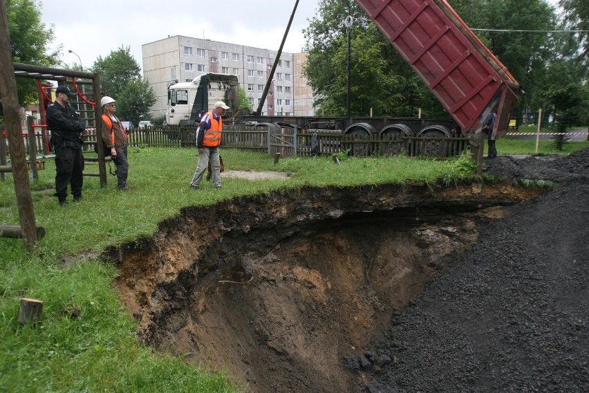 Sosnowiec: rozpoczęło się zasypywanie zapadliska przy ul. Kalinowej [ZDJĘCIA]