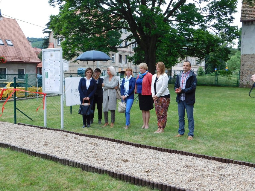 W Miejskiej Szkole Podstawowej w Szczawnie-Zdroju otwarto przyszkolny ogródek meteorologiczny.