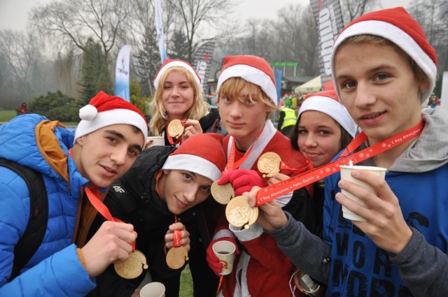 Uczniowie świętochłowickiego "Kochana" wzięli udział w I Biegu Mikołajkowym