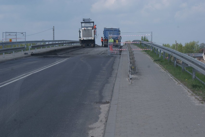 Budowa autostrady A1 koło Piotrkowa. Rozbiórka wiaduktu na...