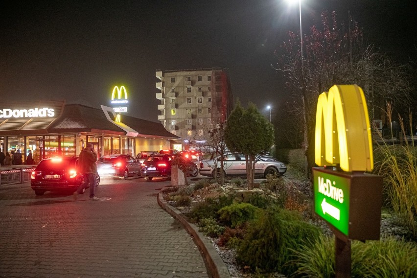 Przed restauracjami McDonald's utworzyły się kolejki...