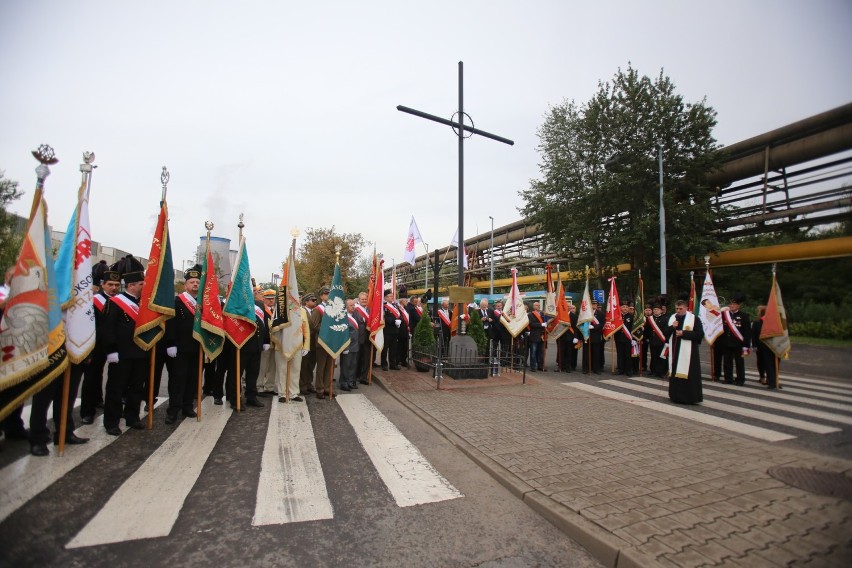 38 rocznica Porozumień Katowickich. Posadzili pod Hutą Katowice "Dąb Wolności" [ZDJĘCIA]  