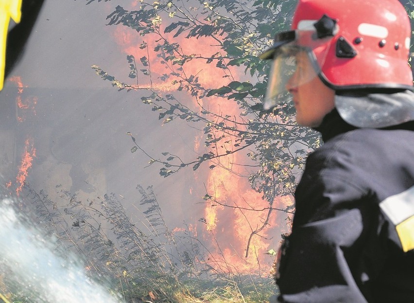 Bobry, Kuźnica: Strażacy walczą z pożarami traw, zagrożone są także budynki
