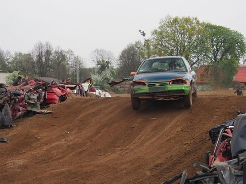 Wyścig wraków w Radostowicach - czyli Wrak Race Rally Extreme 2016 [ZDJĘCIA]