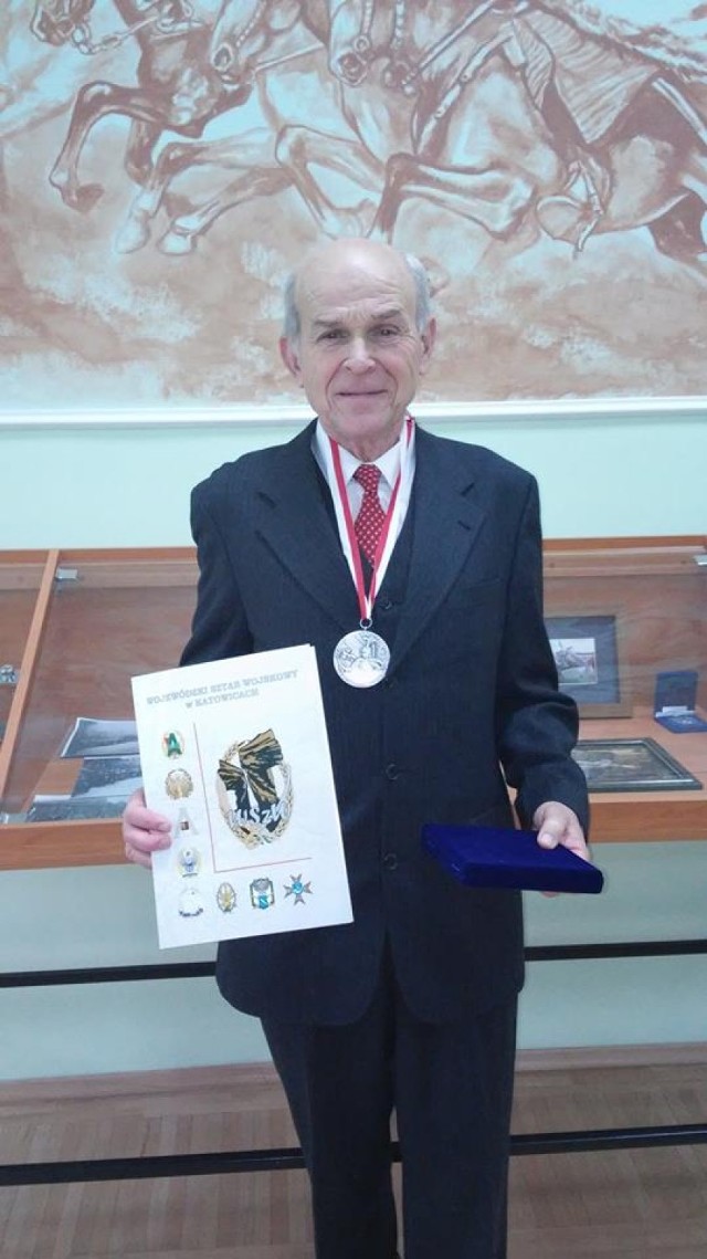 Medal i odznaka dla Macieja Świderskiego.