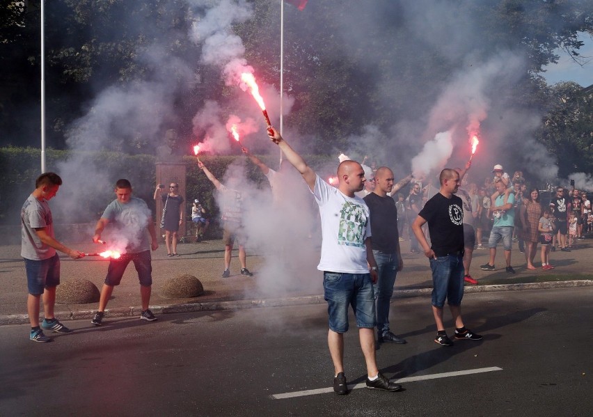 Szczecin uczcił pamięć o Powstaniu Warszawskim. Zapalono race [WIDEO]