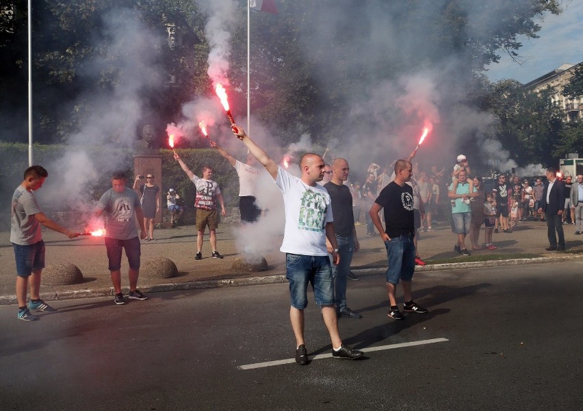 Szczecin uczcił pamięć o Powstaniu Warszawskim. Zapalono race [WIDEO]